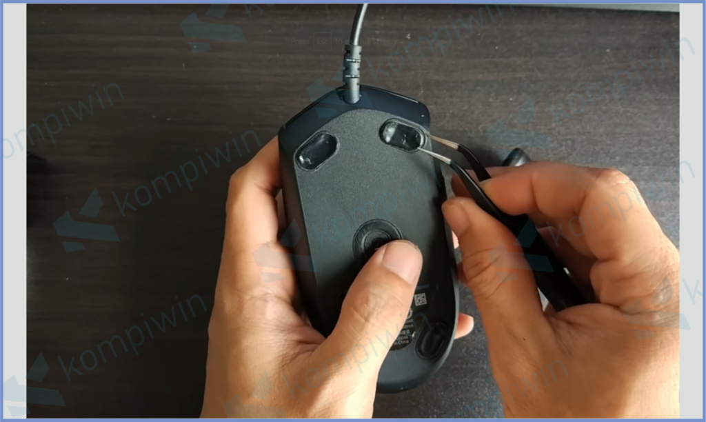 4 Bersihkan Mousenya - Cara Mengatasi Mouse Klik Kiri Tidak Berfungsi (100% Work) Tanpa Bongkar