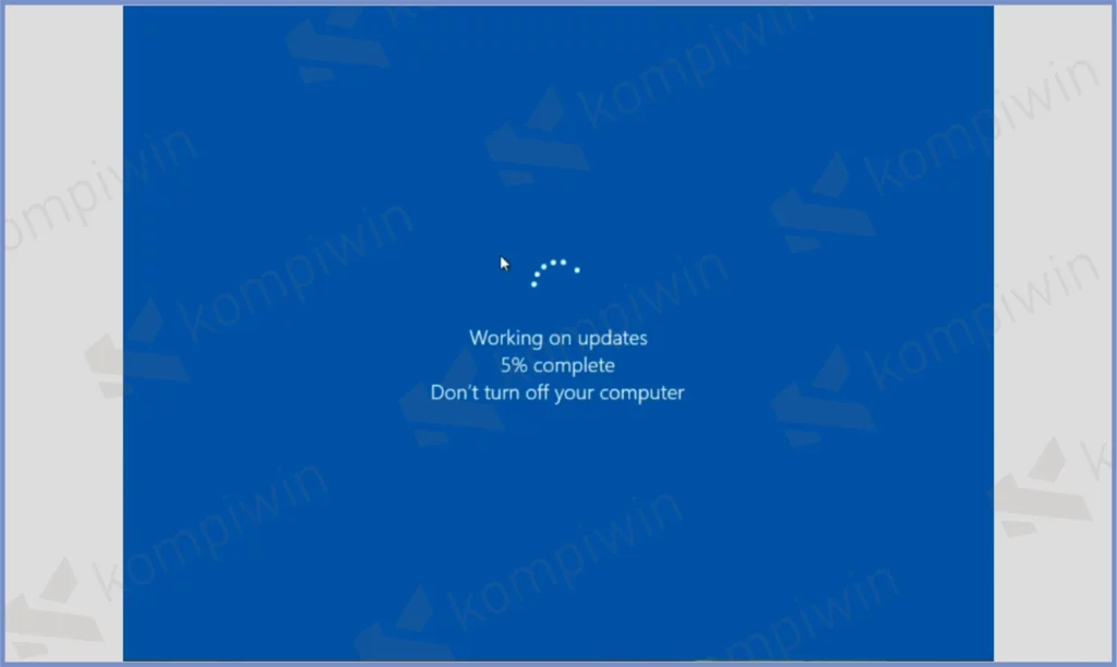 8 Tunggu Proses Update - Cara Memperbaiki Error Code 0xc004F074 di Windows 10