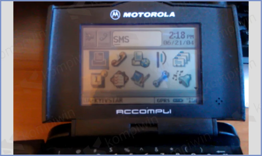 2 HP Motorola 2 - Urutan HP Motorola Jadul Mulai Termahal Hingga Termurah